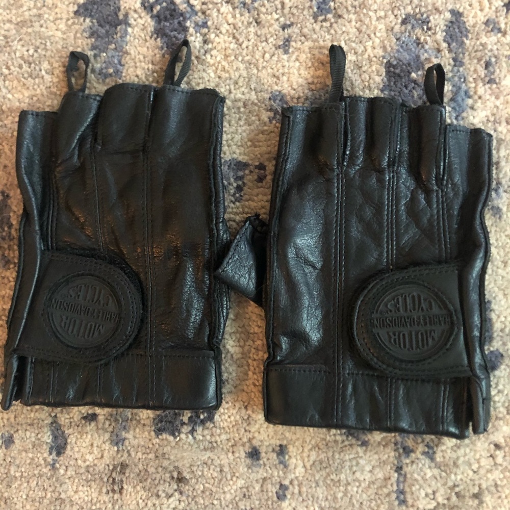 Harley Davidson leather half gloves with pulls.